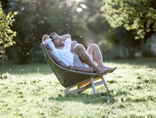 Lektinfreie Ernährung als Genuss: Im Schaukelstuhl im Garten.